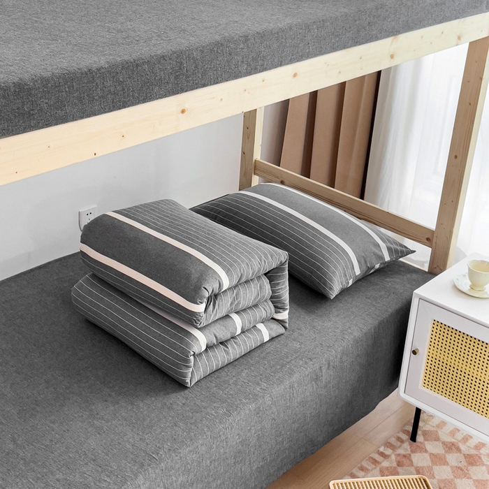 91家纺网 家纺一手货源 找家纺 玖弘家居 2025新款全棉纯棉色织水洗棉学生宿舍三件套四件套上下铺三件套 深灰条