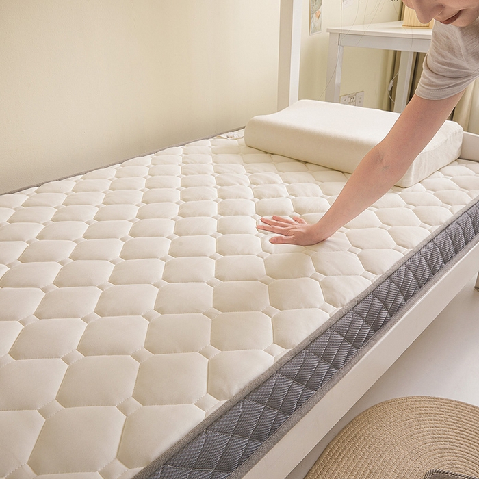 91家纺网 家纺一手货源 找家纺 （总）亿丁点床垫 2025春夏新款牛奶丝记忆棉格子床垫