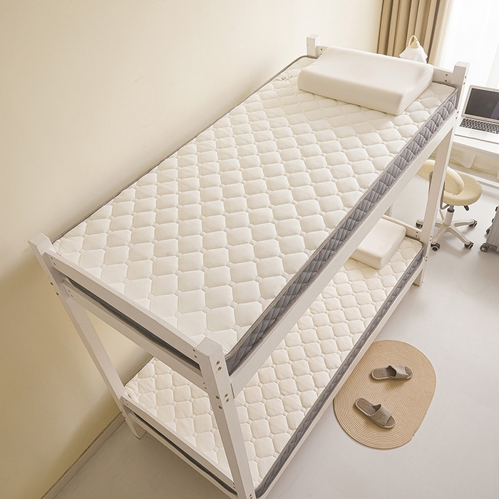 91家纺网 家纺一手货源 找家纺 亿丁点床垫 2025春夏新款牛奶丝记忆棉格子床垫 牛奶丝记忆海绵大小格子 白