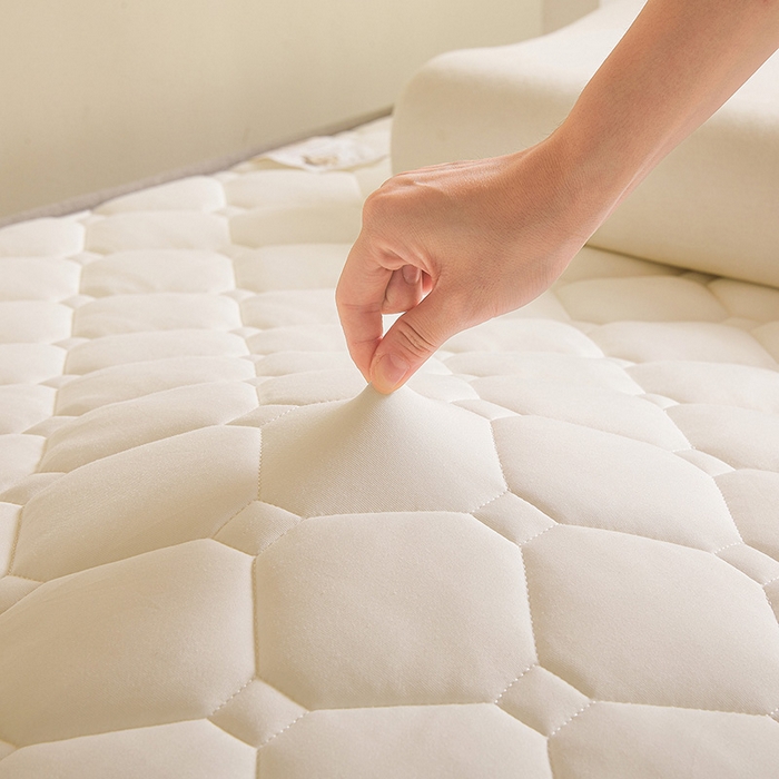 91家纺网 家纺一手货源 找家纺 亿丁点床垫 2025春夏新款牛奶丝记忆棉格子床垫 牛奶丝记忆海绵大小格子 白