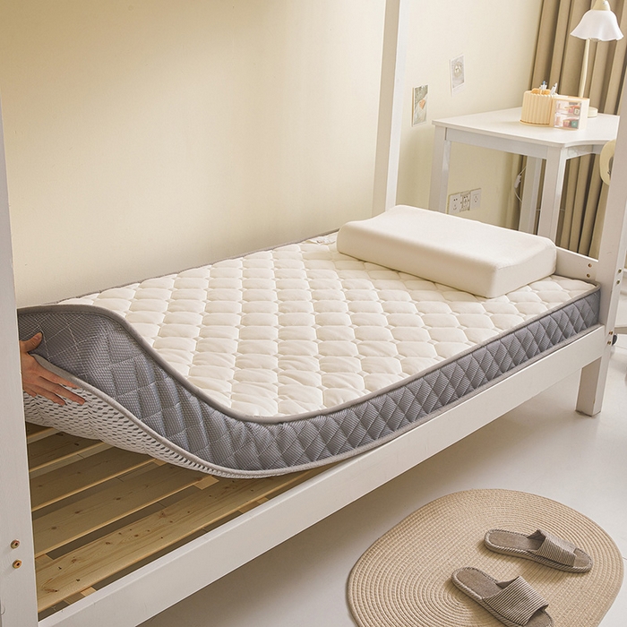 91家纺网 家纺一手货源 找家纺 亿丁点床垫 2025春夏新款牛奶丝记忆棉格子床垫 牛奶丝记忆海绵大小格子 白