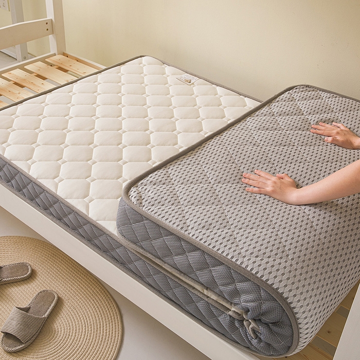 91家纺网 家纺一手货源 找家纺 亿丁点床垫 2025春夏新款牛奶丝记忆棉格子床垫 牛奶丝记忆海绵大小格子 白