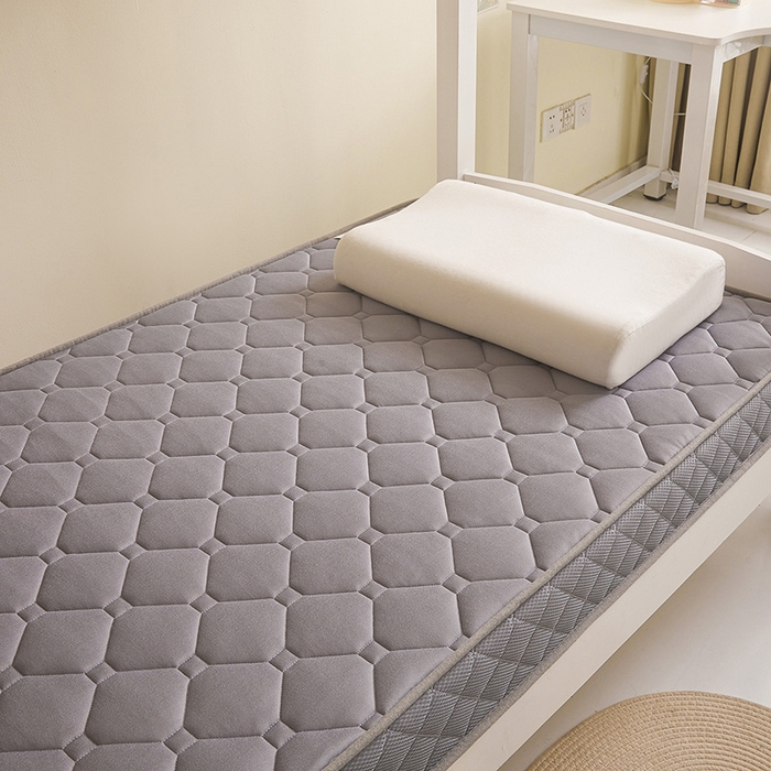 91家纺网 家纺一手货源 找家纺 亿丁点床垫 2025春夏新款牛奶丝记忆棉格子床垫 牛奶丝记忆海绵大小格子 灰