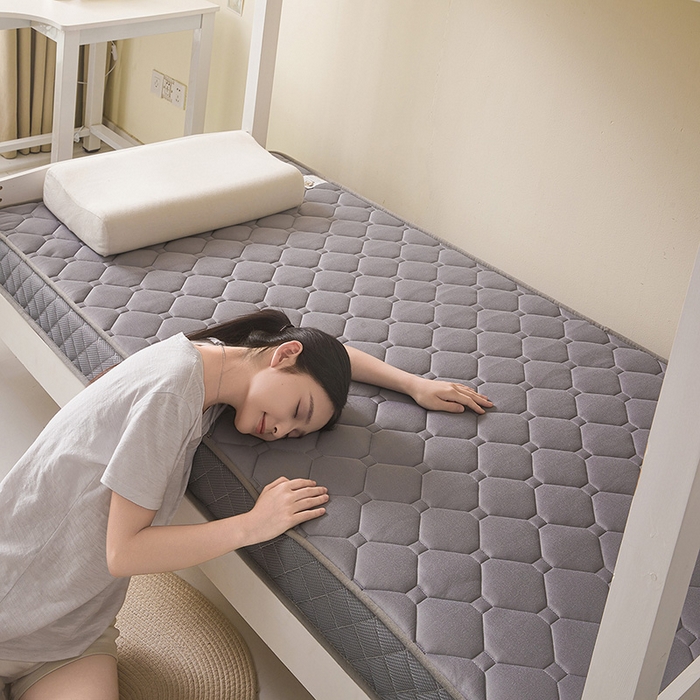 91家纺网 家纺一手货源 找家纺 亿丁点床垫 2025春夏新款牛奶丝记忆棉格子床垫 牛奶丝记忆海绵大小格子 灰