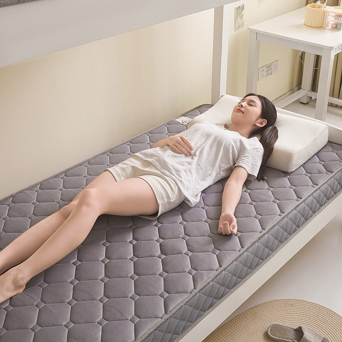 91家纺网 家纺一手货源 找家纺 亿丁点床垫 2025春夏新款牛奶丝记忆棉格子床垫 牛奶丝记忆海绵大小格子 灰