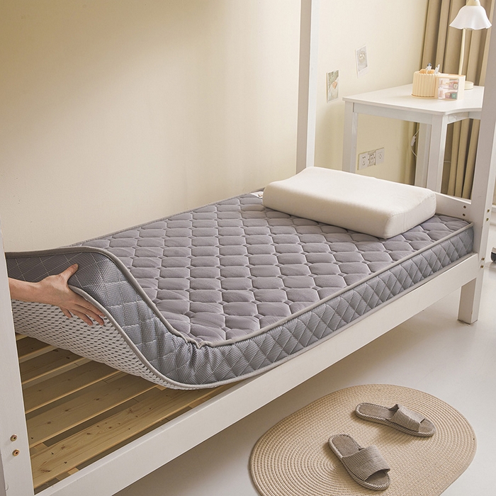 91家纺网 家纺一手货源 找家纺 亿丁点床垫 2025春夏新款牛奶丝记忆棉格子床垫 牛奶丝记忆海绵大小格子 灰