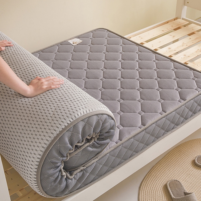 91家纺网 家纺一手货源 找家纺 亿丁点床垫 2025春夏新款牛奶丝记忆棉格子床垫 牛奶丝记忆海绵大小格子 灰