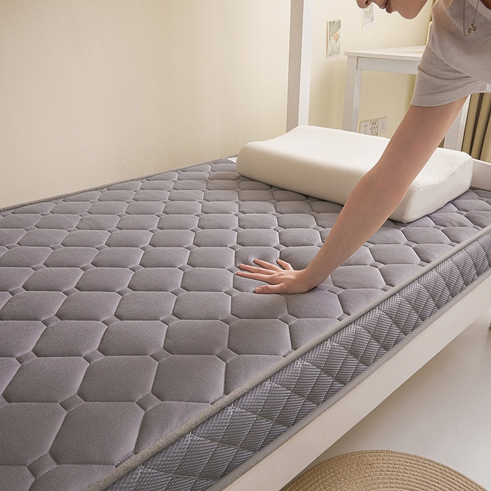 91家纺网 家纺一手货源 找家纺 亿丁点床垫 2025春夏新款牛奶丝记忆棉格子床垫 牛奶丝记忆海绵大小格子 灰