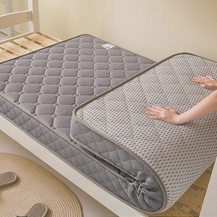 91家纺网 家纺一手货源 找家纺 亿丁点床垫 2025春夏新款牛奶丝记忆棉格子床垫 牛奶丝记忆海绵大小格子 灰