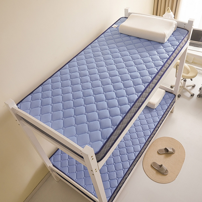 91家纺网 家纺一手货源 找家纺 亿丁点床垫 2025春夏新款牛奶丝记忆棉格子床垫 牛奶丝记忆海绵大小格子 蓝