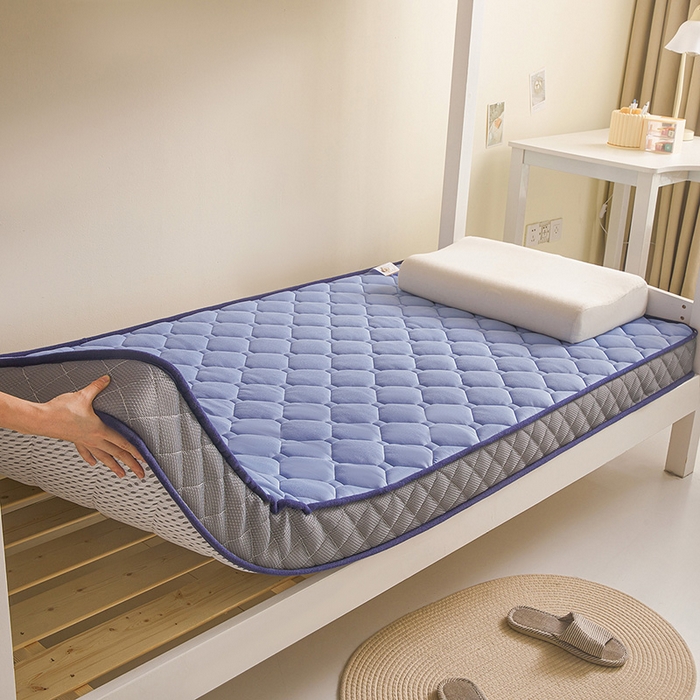 91家纺网 家纺一手货源 找家纺 亿丁点床垫 2025春夏新款牛奶丝记忆棉格子床垫 牛奶丝记忆海绵大小格子 蓝