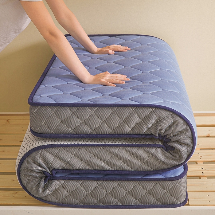 91家纺网 家纺一手货源 找家纺 亿丁点床垫 2025春夏新款牛奶丝记忆棉格子床垫 牛奶丝记忆海绵大小格子 蓝