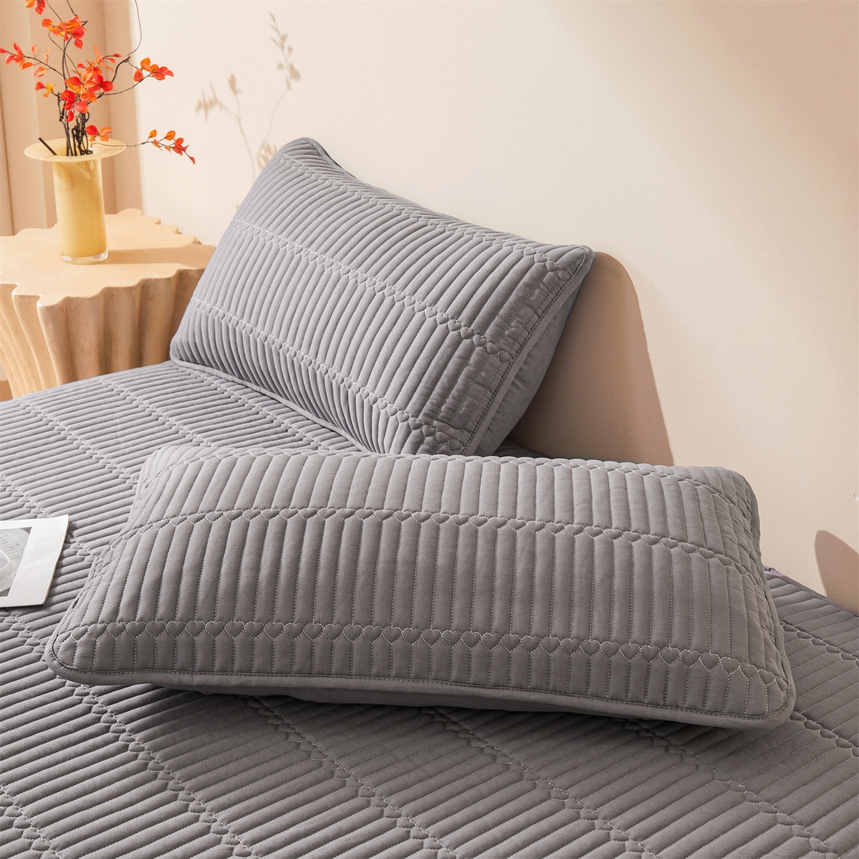 91家纺网 家纺一手货源 找家纺 雯豆家纺 2025新款简爱A类夹棉防水床笠三件套水洗棉磨毛床单保护套 简爱-深空灰