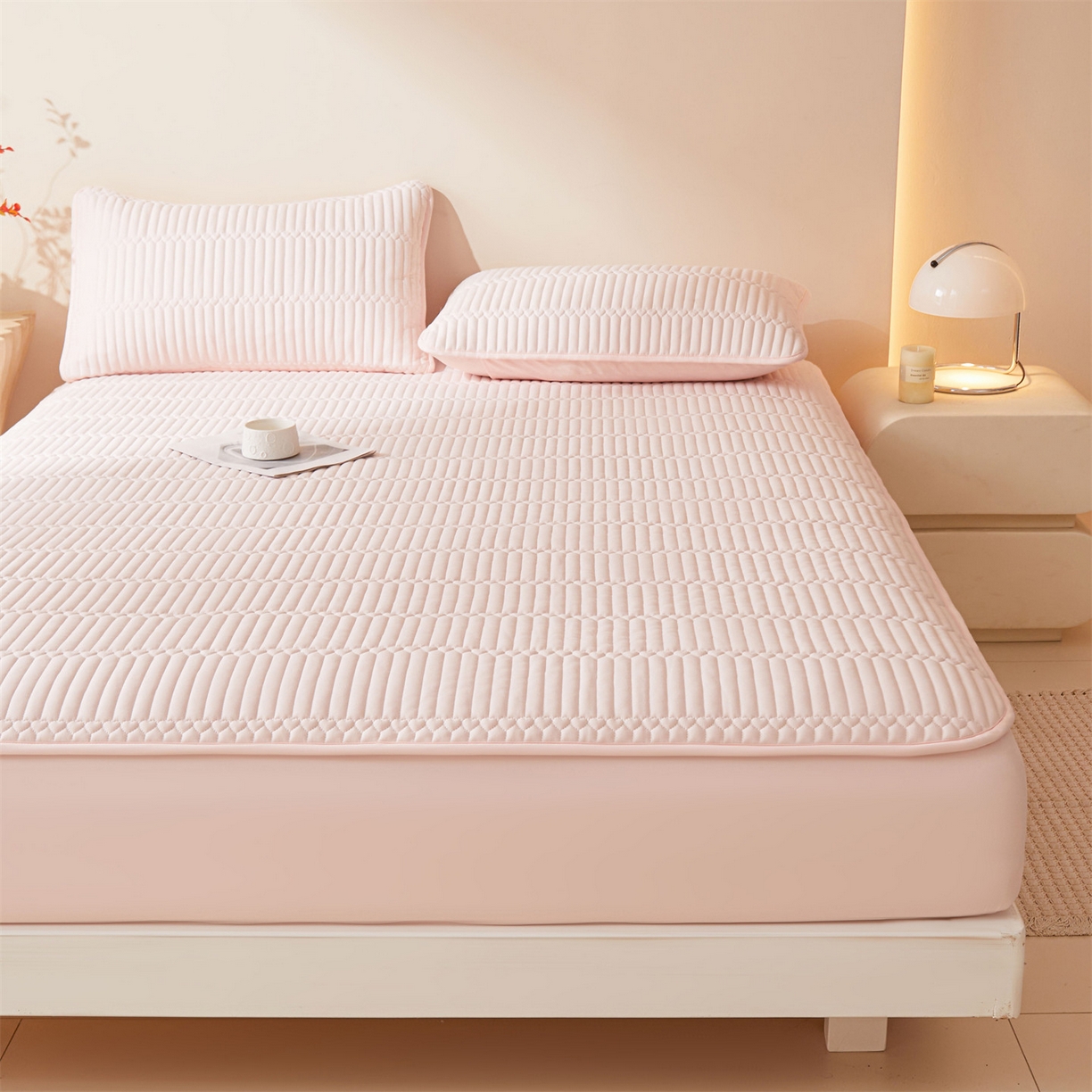 91家纺网 家纺一手货源 找家纺 雯豆家纺 2025新款简爱A类夹棉防水床笠三件套水洗棉磨毛床单保护套 简爱-密合粉