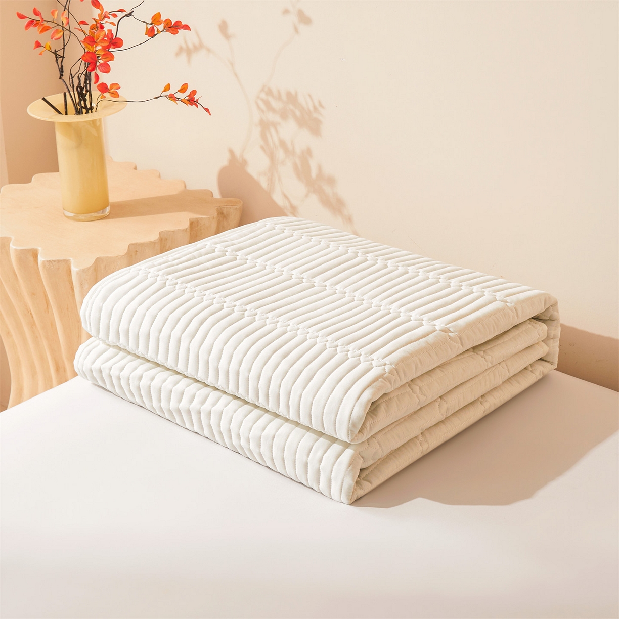 91家纺网 家纺一手货源 找家纺 雯豆家纺 2025新款简爱A类夹棉防水床笠三件套水洗棉磨毛床单保护套 简爱-月光白