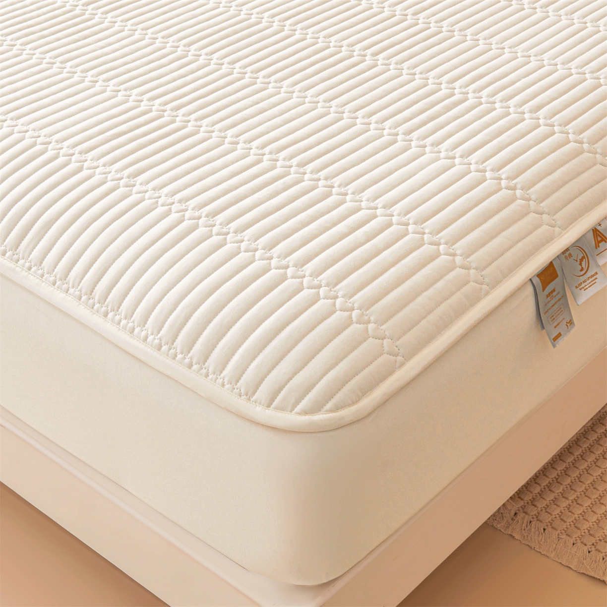 91家纺网 家纺一手货源 找家纺 雯豆家纺 2025新款简爱A类夹棉防水床笠三件套水洗棉磨毛床单保护套 简爱-月光白