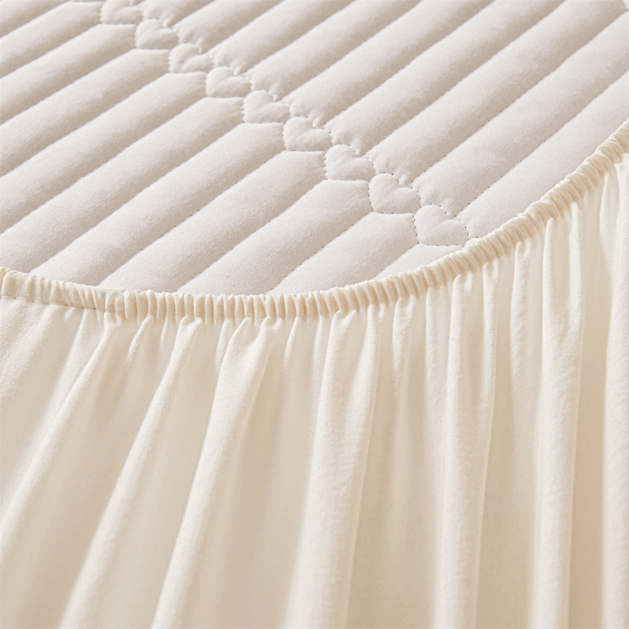 91家纺网 家纺一手货源 找家纺 雯豆家纺 2025新款简爱A类夹棉防水床笠三件套水洗棉磨毛床单保护套 简爱-月光白