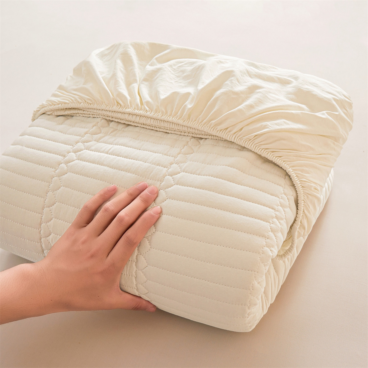 91家纺网 家纺一手货源 找家纺 雯豆家纺 2025新款简爱A类夹棉防水床笠三件套水洗棉磨毛床单保护套 简爱-月光白