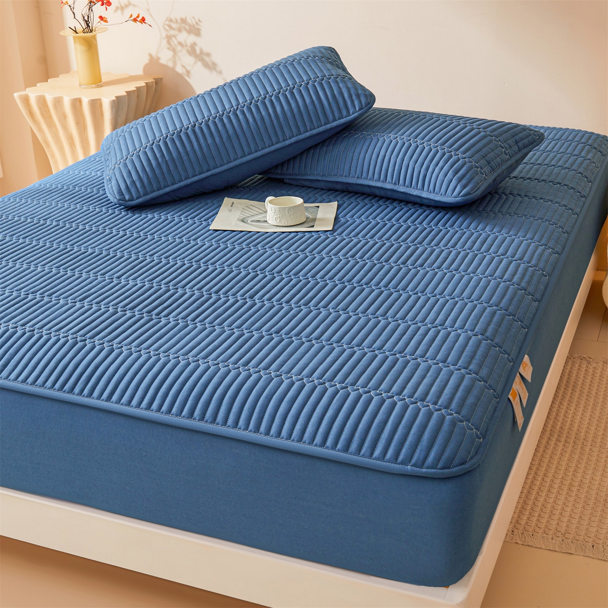 91家纺网 家纺一手货源 找家纺 雯豆家纺 2025新款简爱A类夹棉防水床笠三件套水洗棉磨毛床单保护套 简爱-黛蓝