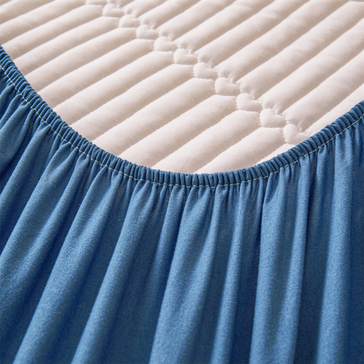 91家纺网 家纺一手货源 找家纺 雯豆家纺 2025新款简爱A类夹棉防水床笠三件套水洗棉磨毛床单保护套 简爱-黛蓝