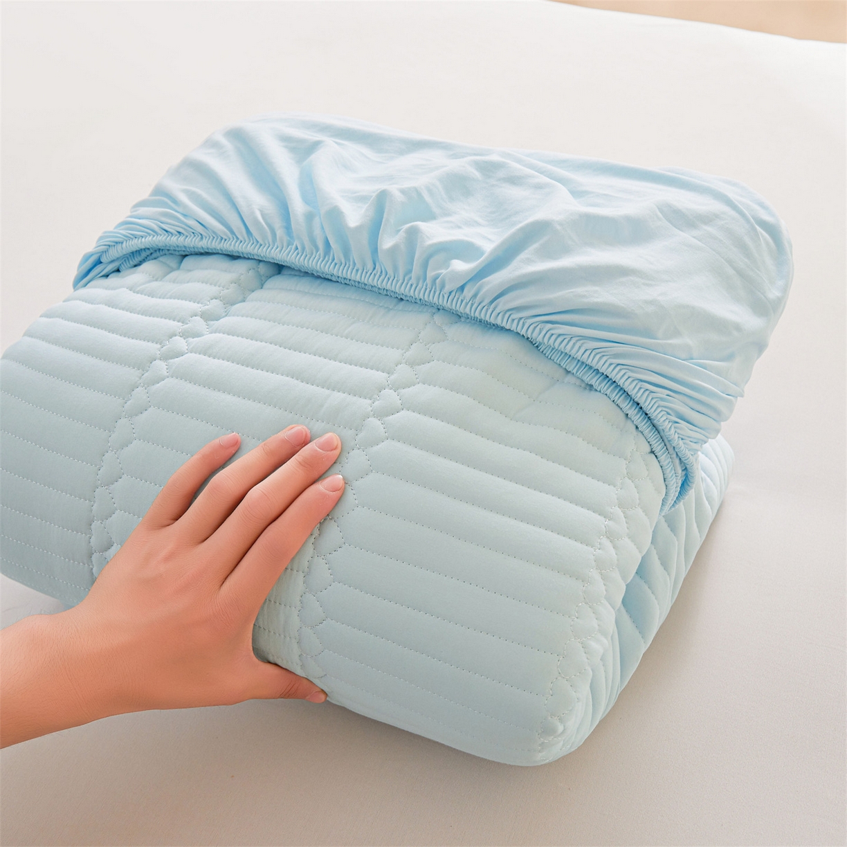 91家纺网 家纺一手货源 找家纺 雯豆家纺 2025新款简爱A类夹棉防水床笠三件套水洗棉磨毛床单保护套 简爱-淡水蓝