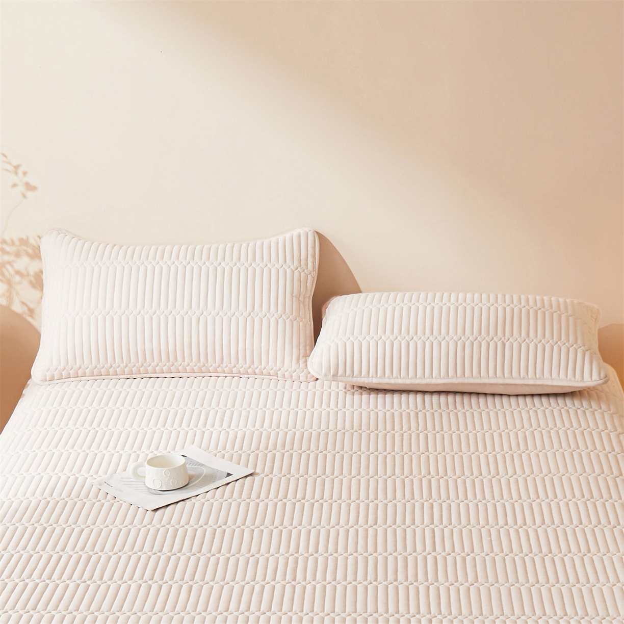 91家纺网 家纺一手货源 找家纺 雯豆家纺 2025新款简爱A类夹棉床笠三件套水洗棉磨毛床单保护套 简爱-奶咖