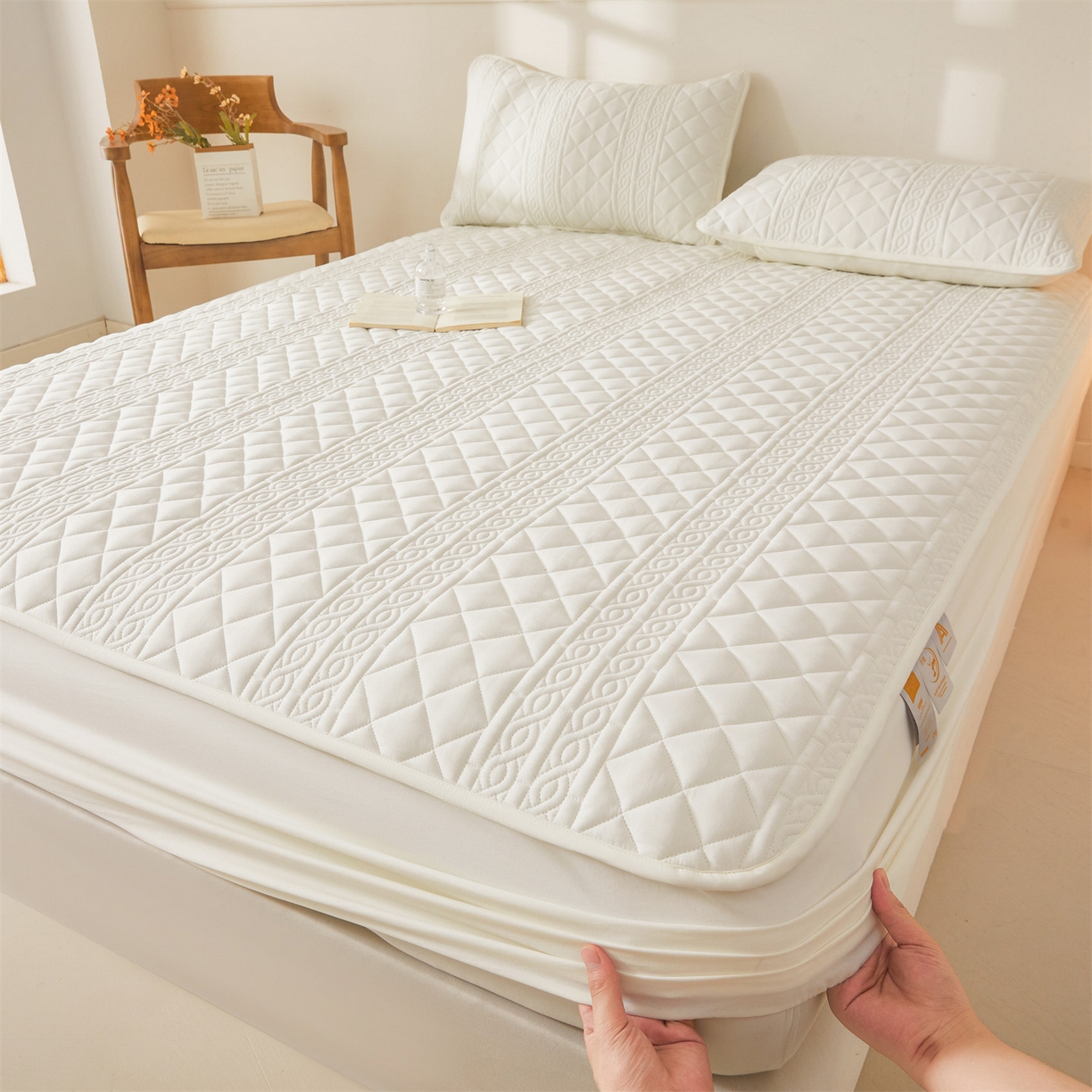 91家纺网 家纺一手货源 找家纺 雯豆家纺 2025新款简爱A类夹棉床笠三件套水洗棉磨毛床单保护套 梵可-月光白