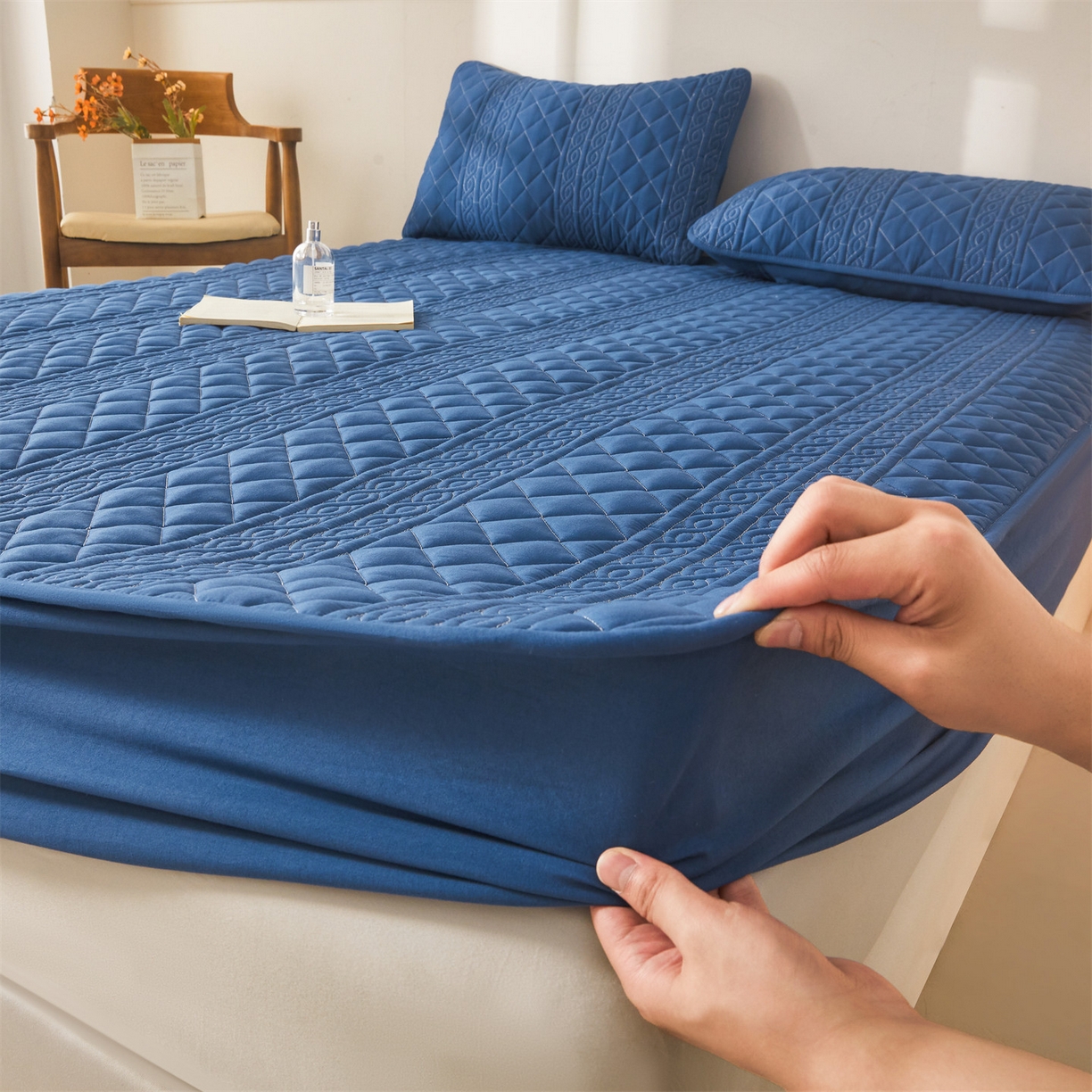 91家纺网 家纺一手货源 找家纺 雯豆家纺 2025新款简爱A类夹棉床笠三件套水洗棉磨毛床单保护套 梵可-黛蓝