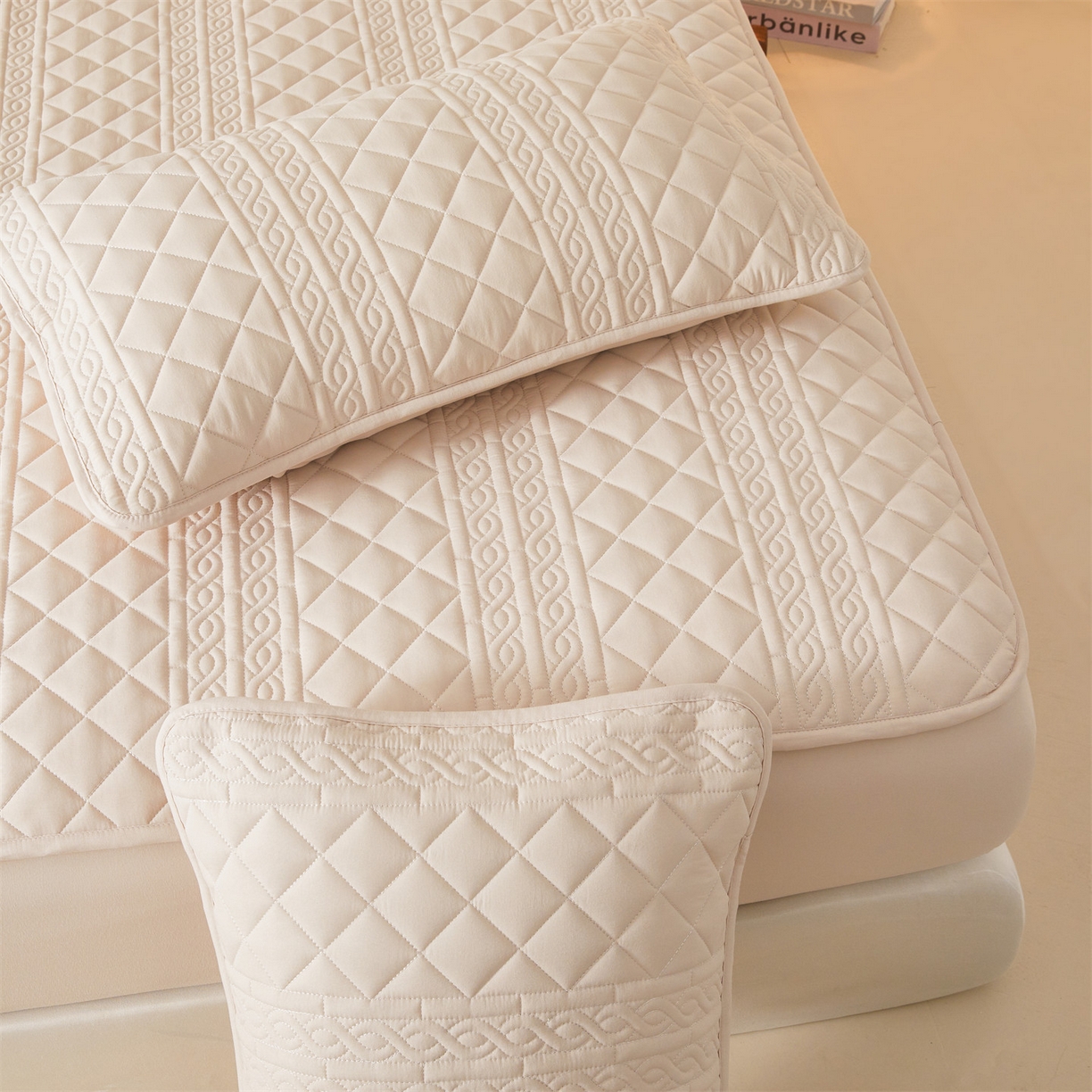 91家纺网 家纺一手货源 找家纺 雯豆家纺 2025新款简爱A类夹棉床笠三件套水洗棉磨毛床单保护套 梵可-奶咖