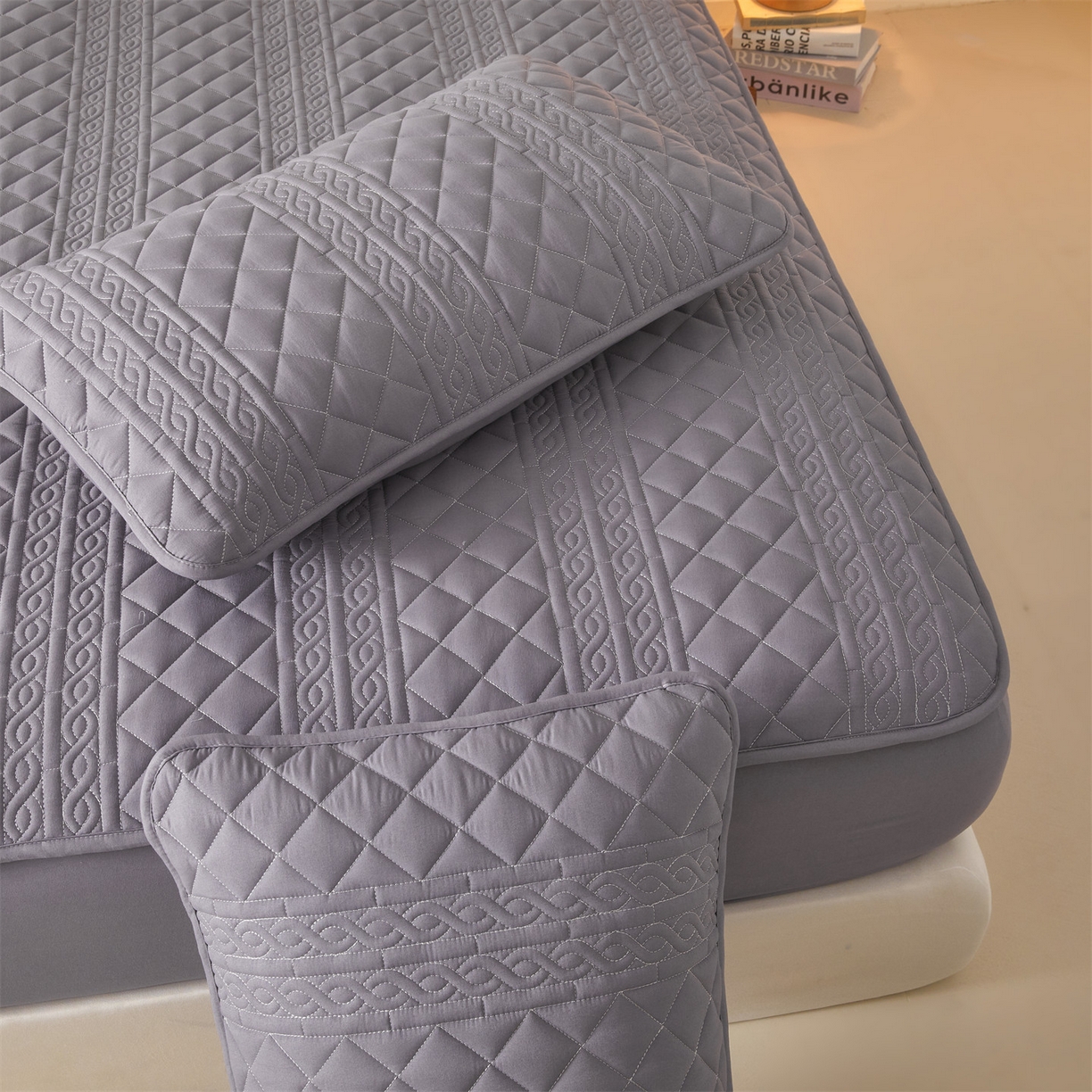 91家纺网 家纺一手货源 找家纺 雯豆家纺 2025新款简爱A类夹棉床笠三件套水洗棉磨毛床单保护套 梵可-深空灰