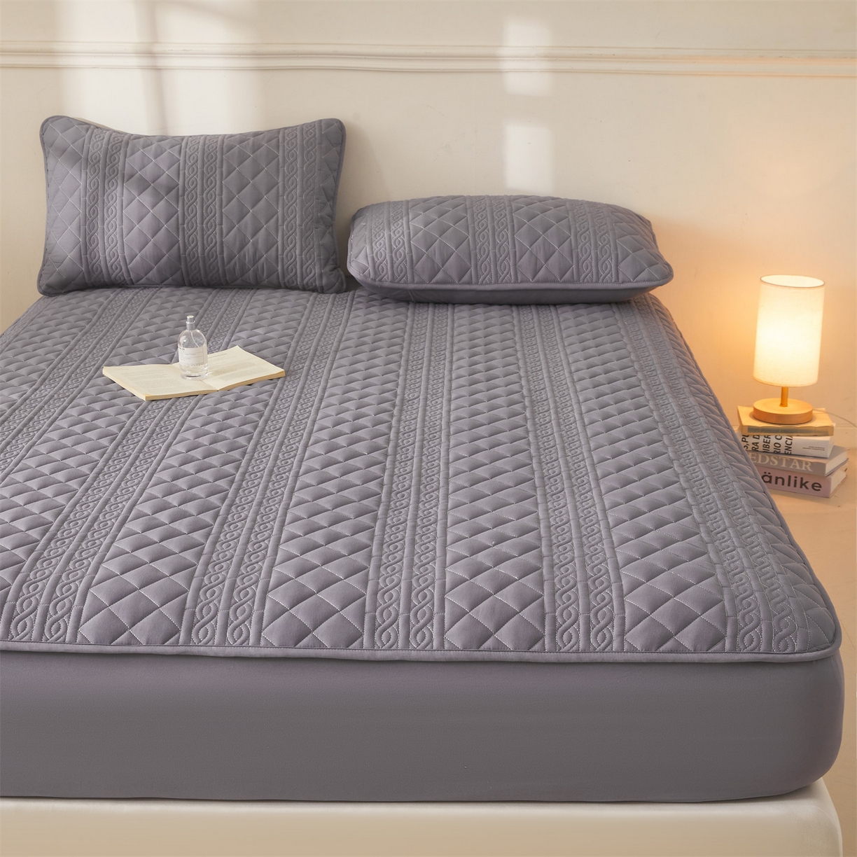 91家纺网 家纺一手货源 找家纺 雯豆家纺 2025新款简爱A类夹棉床笠三件套水洗棉磨毛床单保护套 梵可-深空灰