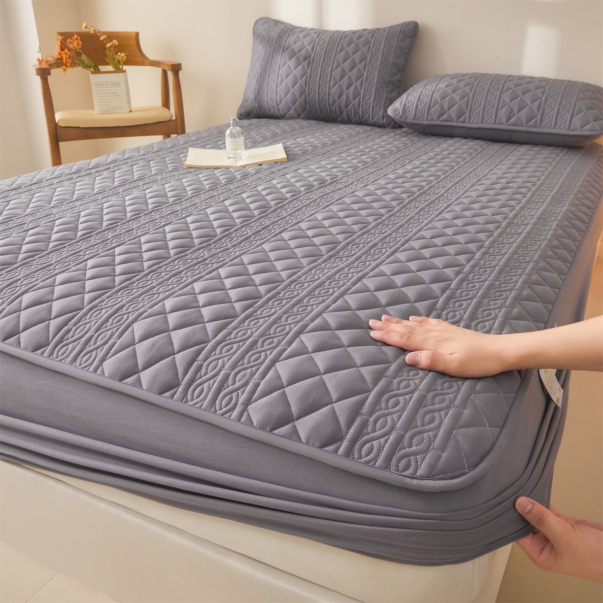 91家纺网 家纺一手货源 找家纺 雯豆家纺 2025新款简爱A类夹棉床笠三件套水洗棉磨毛床单保护套 梵可-深空灰