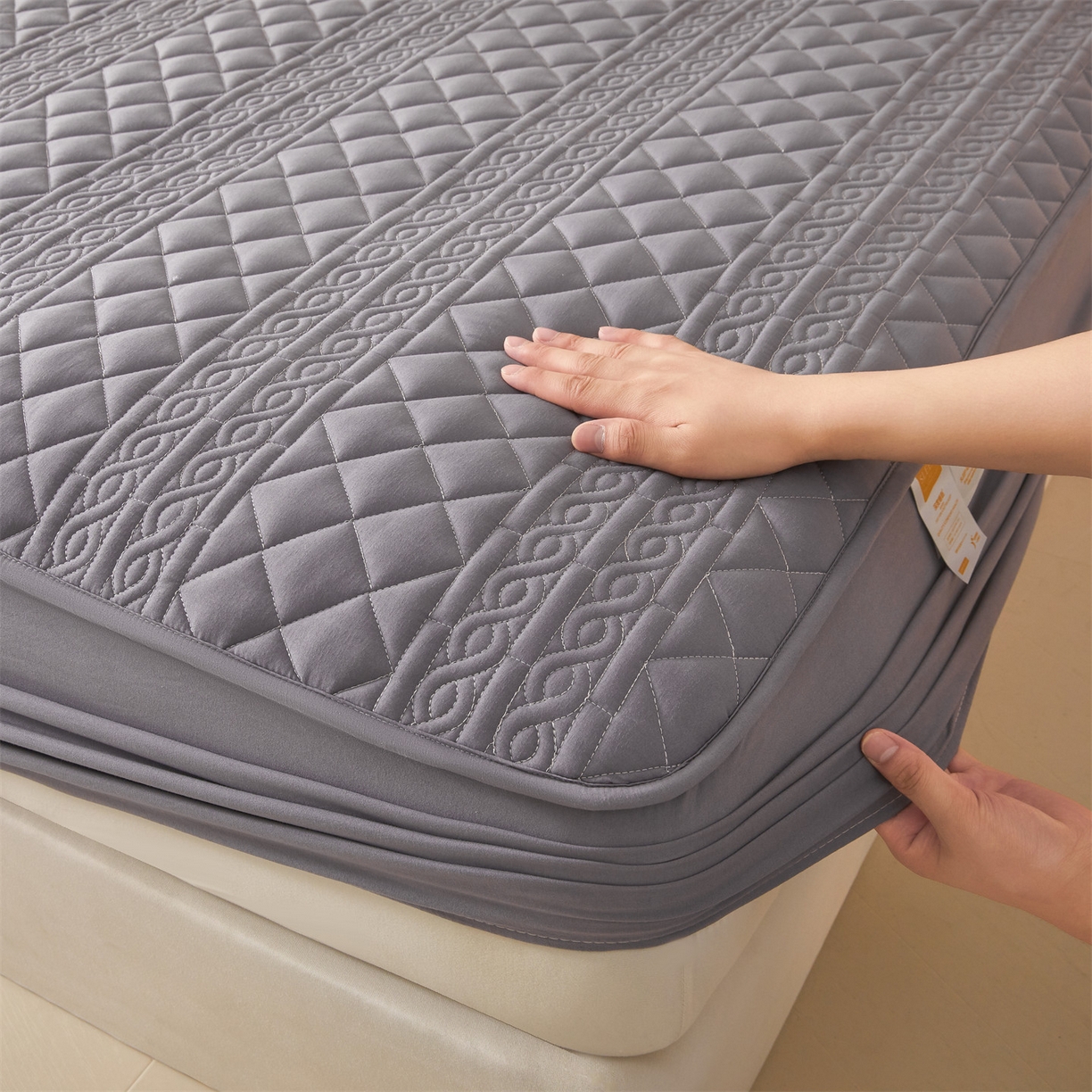 91家纺网 家纺一手货源 找家纺 雯豆家纺 2025新款简爱A类夹棉床笠三件套水洗棉磨毛床单保护套 梵可-深空灰