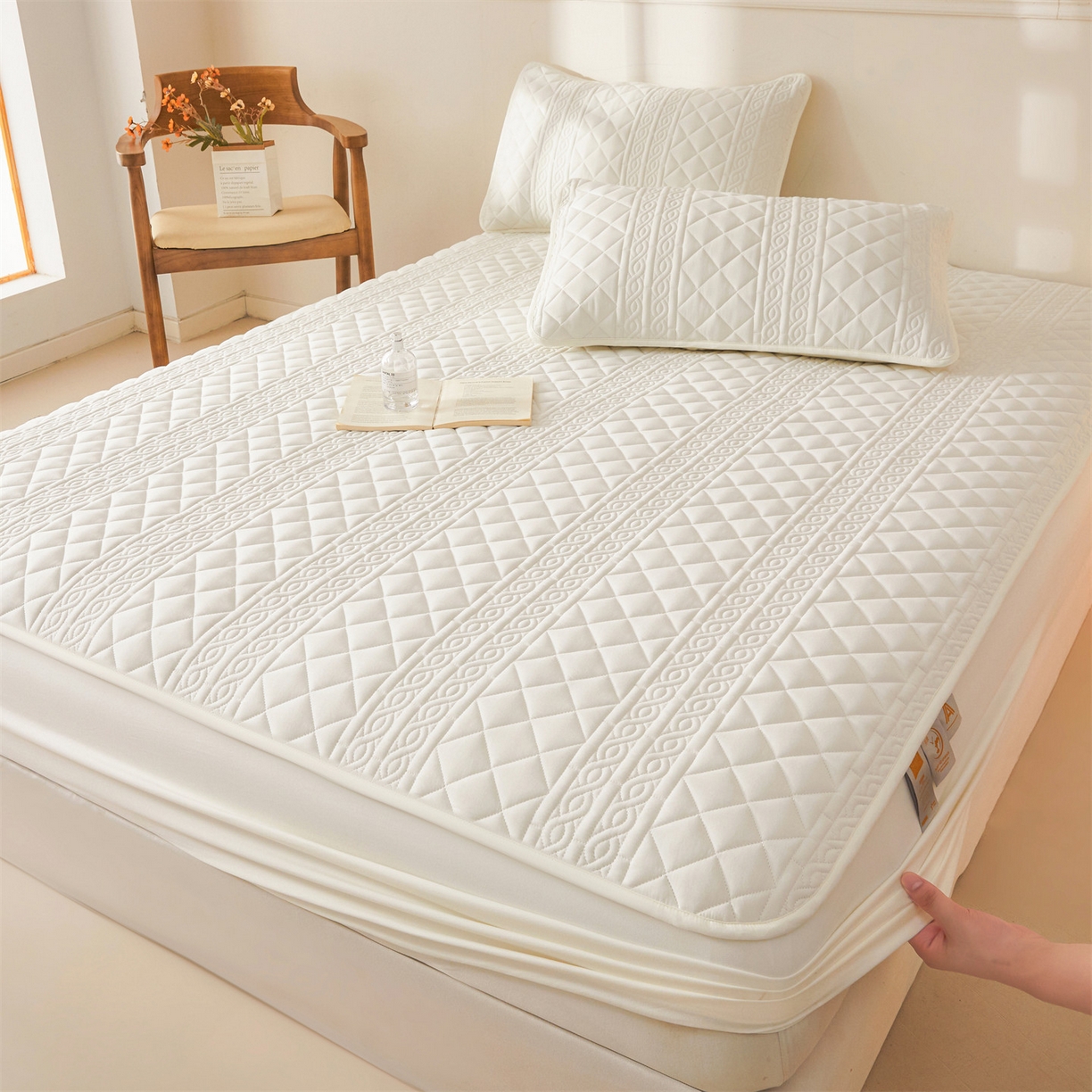 91家纺网 家纺一手货源 找家纺 雯豆家纺 2025新款简爱A类夹棉床笠三件套水洗棉磨毛床单保护套 梵可-月光白