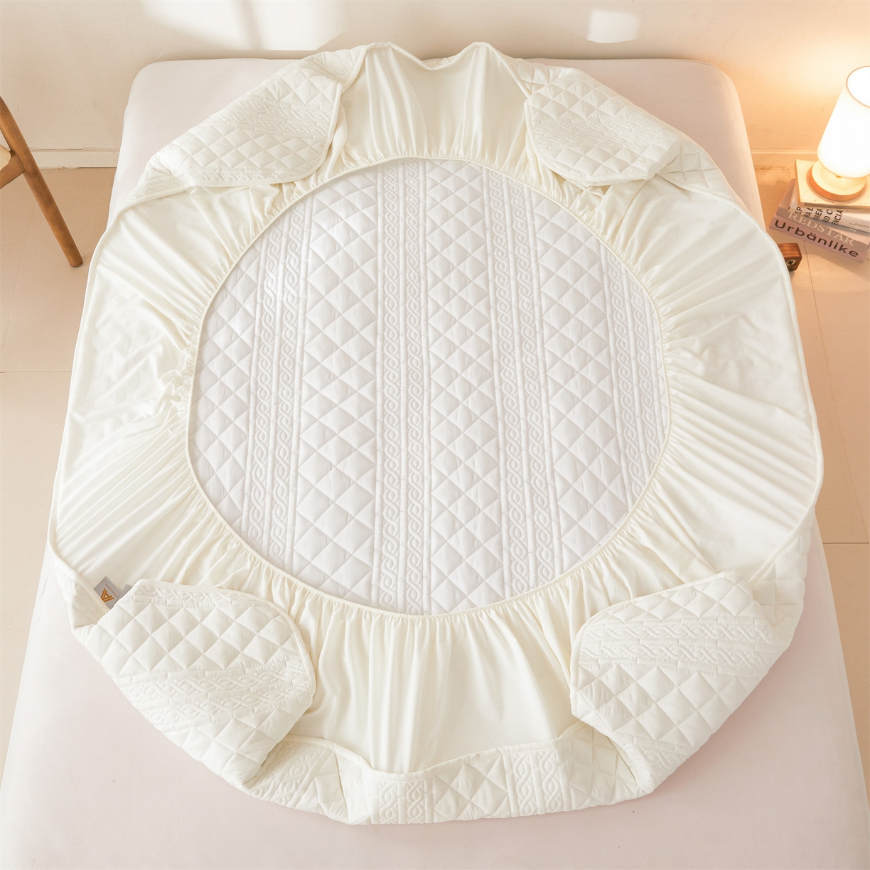 91家纺网 家纺一手货源 找家纺 雯豆家纺 2025新款简爱A类夹棉床笠三件套水洗棉磨毛床单保护套 梵可-月光白