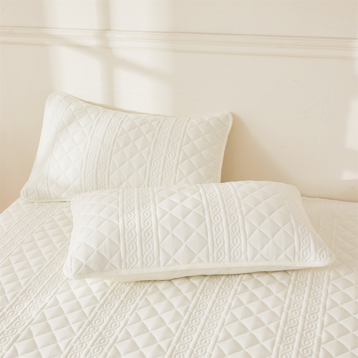 91家纺网 家纺一手货源 找家纺 雯豆家纺 2025新款简爱A类夹棉床笠三件套水洗棉磨毛床单保护套 梵可-月光白