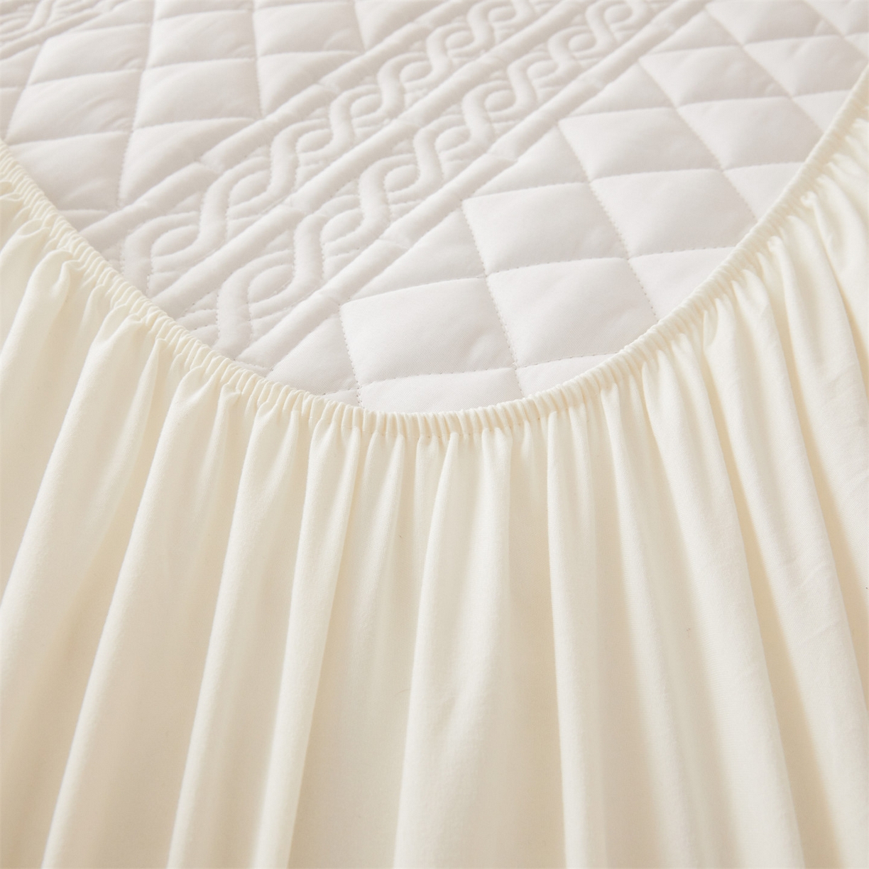 91家纺网 家纺一手货源 找家纺 雯豆家纺 2025新款简爱A类夹棉床笠三件套水洗棉磨毛床单保护套 梵可-月光白