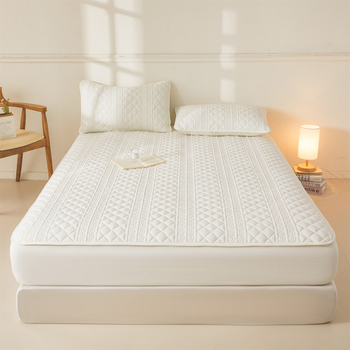 91家纺网 家纺一手货源 找家纺 雯豆家纺 2025新款简爱A类夹棉床笠三件套水洗棉磨毛床单保护套 梵可-月光白