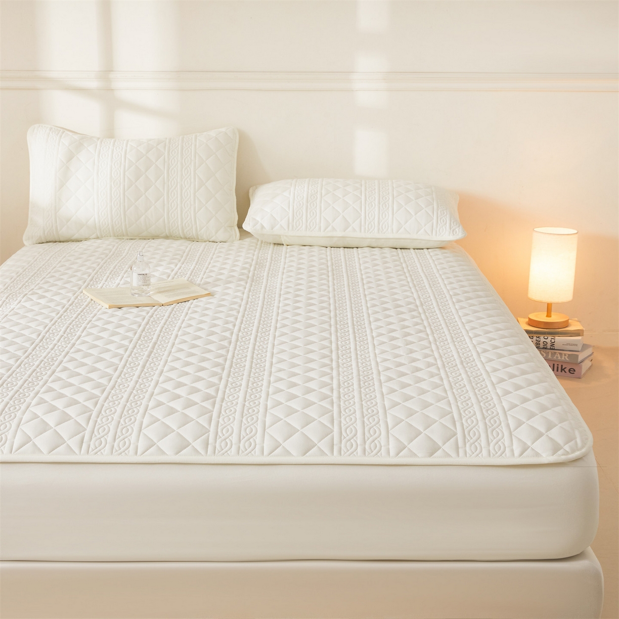 91家纺网 家纺一手货源 找家纺 雯豆家纺 2025新款简爱A类夹棉床笠三件套水洗棉磨毛床单保护套 梵可-月光白