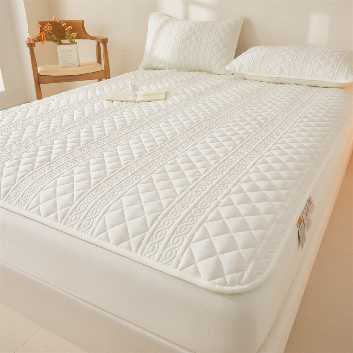 91家纺网 家纺一手货源 找家纺 雯豆家纺 2025新款简爱A类夹棉床笠三件套水洗棉磨毛床单保护套 梵可-月光白