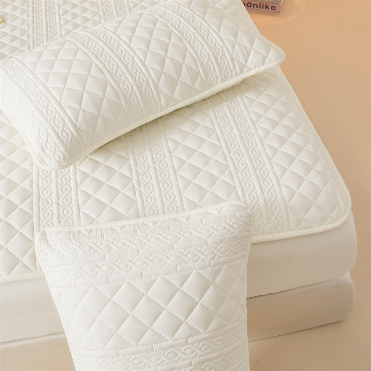 91家纺网 家纺一手货源 找家纺 雯豆家纺 2025新款简爱A类夹棉床笠三件套水洗棉磨毛床单保护套 梵可-月光白