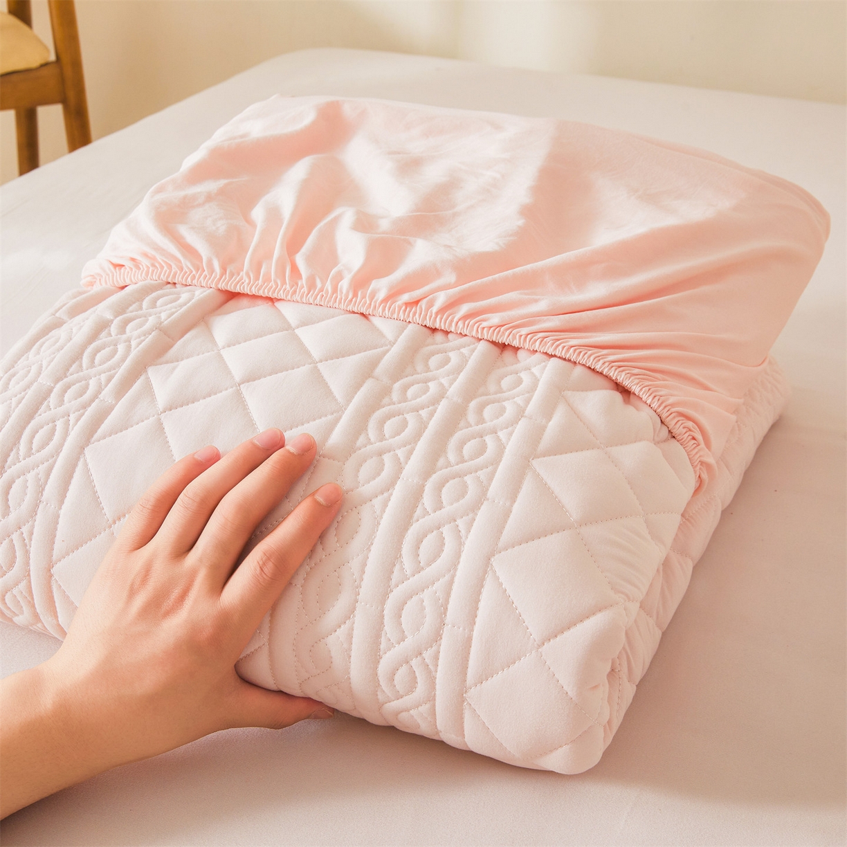 91家纺网 家纺一手货源 找家纺 雯豆家纺 2025新款简爱A类夹棉床笠三件套水洗棉磨毛床单保护套 梵可-密合粉