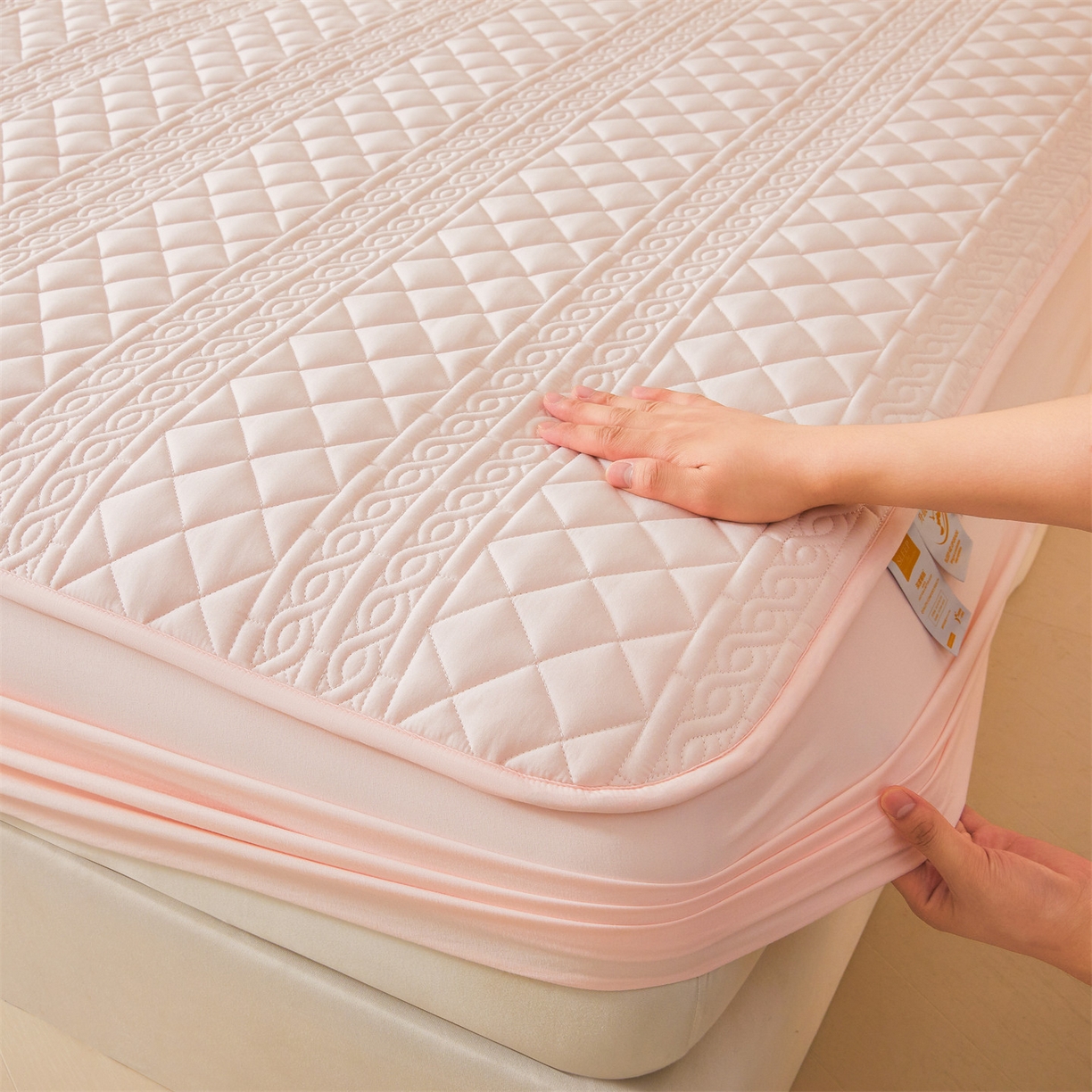 91家纺网 家纺一手货源 找家纺 雯豆家纺 2025新款简爱A类夹棉床笠三件套水洗棉磨毛床单保护套 梵可-密合粉