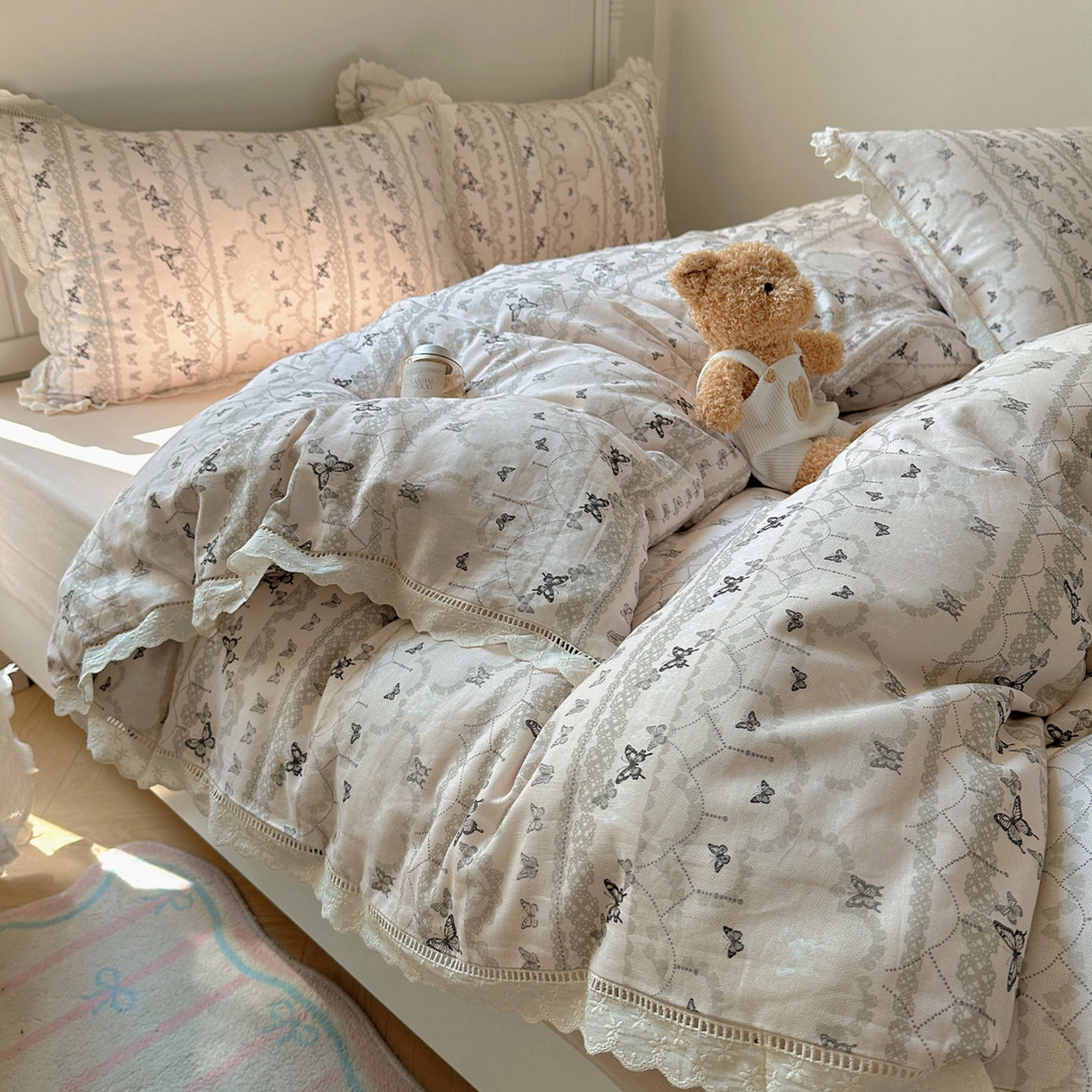 91家纺网 家纺一手货源 找家纺 瑞莱 2025新款全棉纯棉A类有氧双层纱镂空花边四件套 蝴蝶飞飞