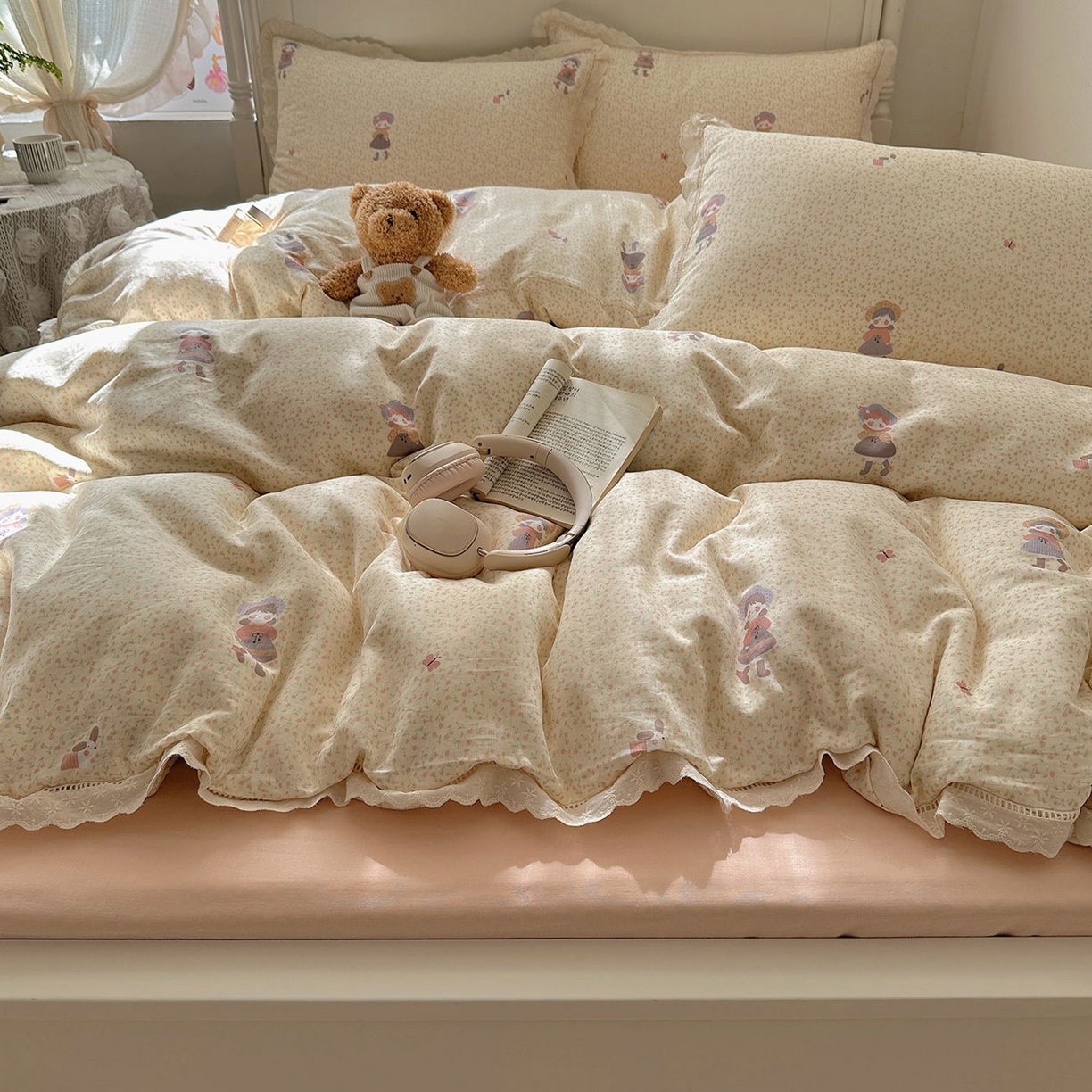 91家纺网 家纺一手货源 找家纺 瑞莱 2025新款全棉纯棉A类有氧双层纱镂空花边四件套 镂空-春日女孩