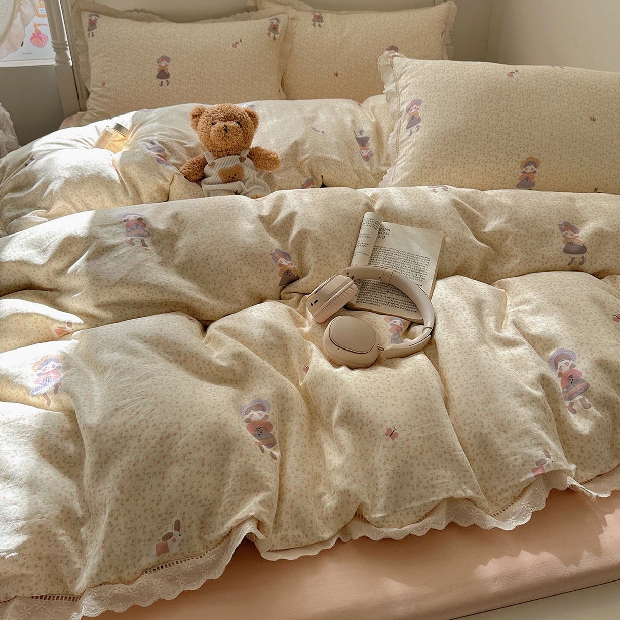 91家纺网 家纺一手货源 找家纺 瑞莱 2025新款全棉纯棉A类有氧双层纱镂空花边四件套 镂空-春日女孩