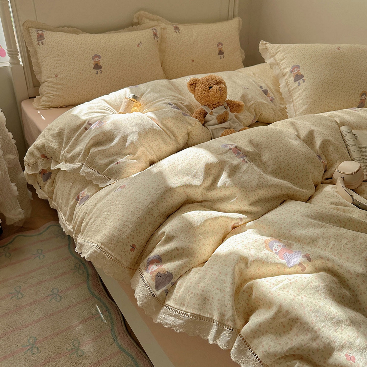 91家纺网 家纺一手货源 找家纺 瑞莱 2025新款全棉纯棉A类有氧双层纱镂空花边四件套 镂空-春日女孩