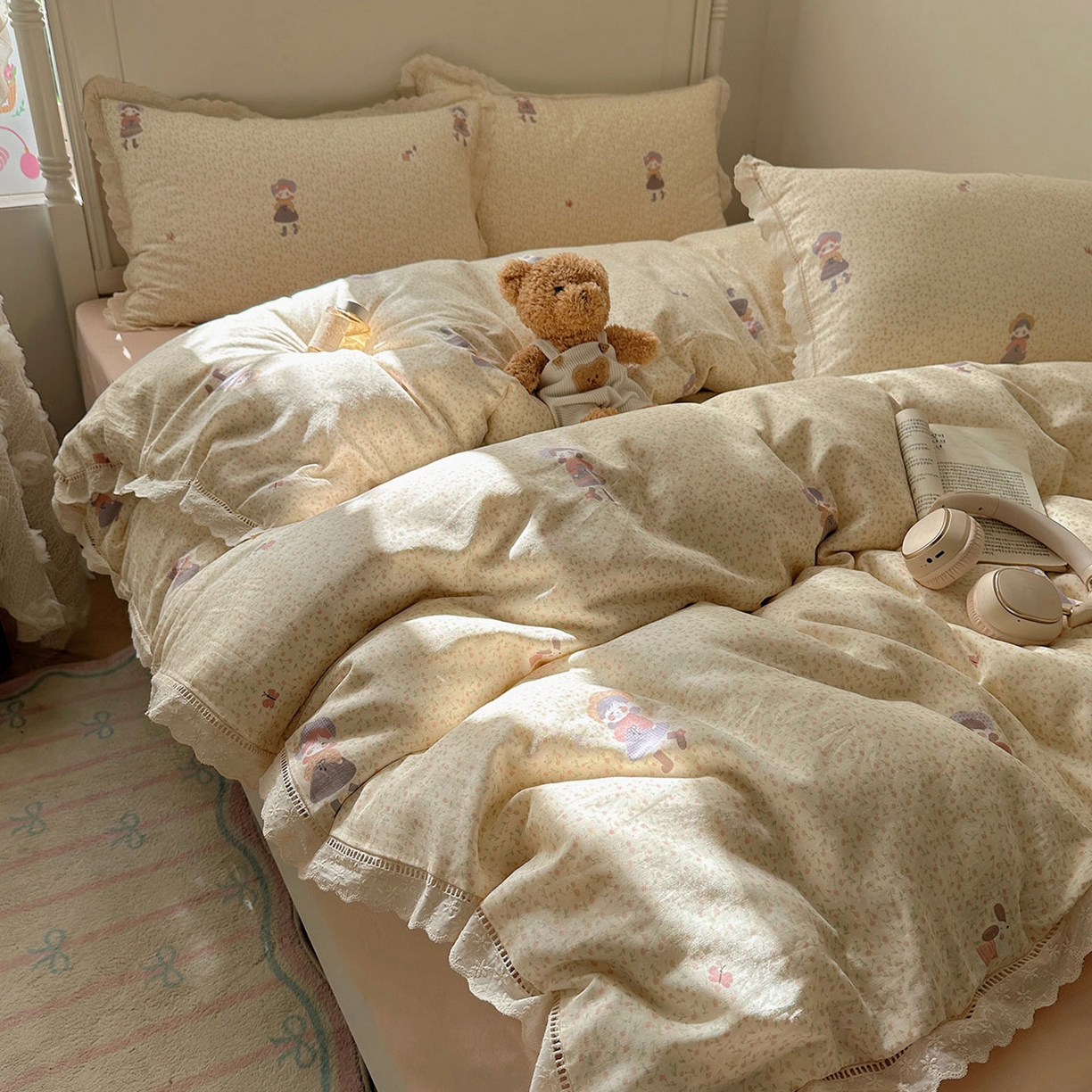 91家纺网 家纺一手货源 找家纺 瑞莱 2025新款全棉纯棉A类有氧双层纱镂空花边四件套 镂空-春日女孩