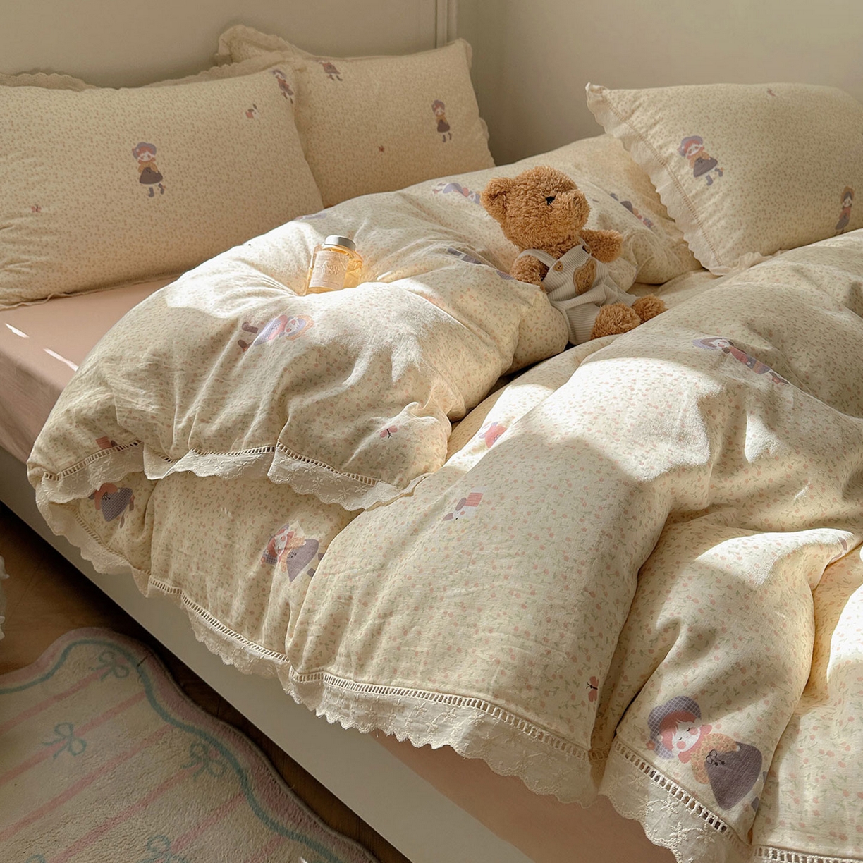 91家纺网 家纺一手货源 找家纺 瑞莱 2025新款全棉纯棉A类有氧双层纱镂空花边四件套 镂空-春日女孩