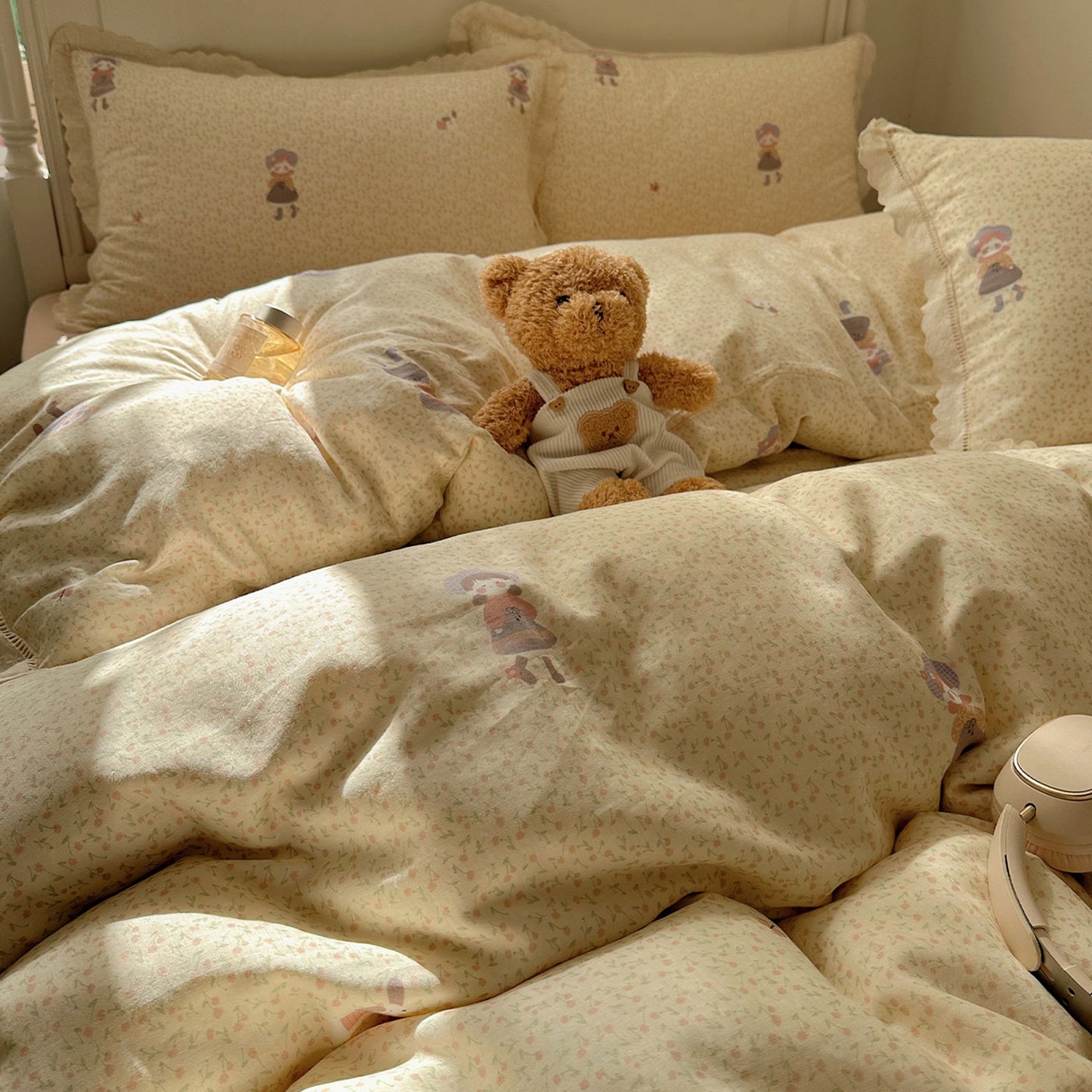 91家纺网 家纺一手货源 找家纺 瑞莱 2025新款全棉纯棉A类有氧双层纱镂空花边四件套 镂空-春日女孩